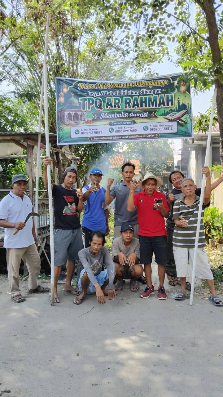 Warga berfoto bersama spanduk TPQ Ar Rahmah